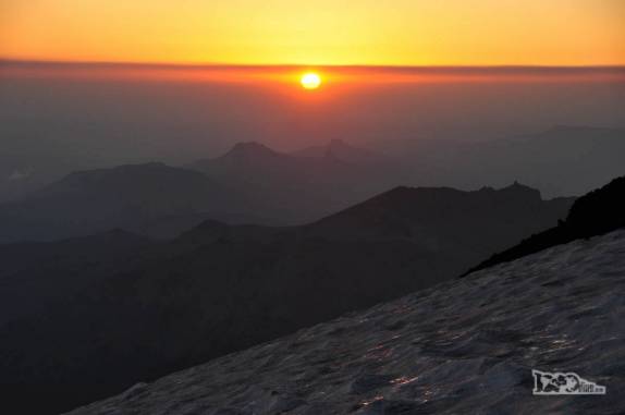 O sol nasce nas encostas do vulcão Lanín, na região de Junín de Los Andes, no sul da Argentina